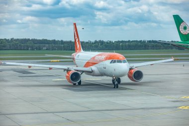 Viyana, Avusturya - 07 Mayıs 2019: EasyJet Europe Airbus A319. EasyJet Europe Airlines GmbH, Avusturya 'nın başkenti Viyana' da yer alan ucuz bir havayolu şirketidir.