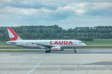 Uluslararası Viyana Havaalanı, Viyana, Avusturya - 05.14.2019: Uluslararası Viyana Havaalanı 'nda ucuz havayolu şirketlerinin Laudamotion Airbus' u