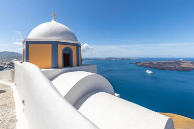 Santorini Adası. Yunanistan 'ın ünlü tatil beldesi Fira, Yunanistan ve Avrupa' nın manzarası. Seyahat konsepti geçmişi. Sanatsal stil, işlenmiş fotoğraf. Yaz tatili