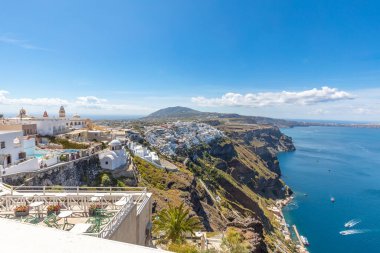 Santorini volkanik kalderası, Yunanistan 'ın başkenti Fira' dan görüldüğü gibi. Yaz havası, teras ve mavi deniz manzarası.