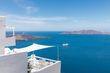 Santorini Adası, Yunanistan. Santorini Adası, Yunanistan 'daki beyaz yıkama merdivenleri. Caldera Denizi 'nin manzarası. Yolcu gemisi bekliyor. Romantik yaz balayı ve tatil beldesi