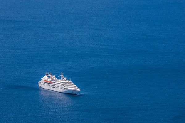 海に浮かぶ美しい白い船 — ストック写真