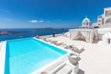 Boş sonsuz havuzu olan lüks bir manzara, Santorini. Santorini Adası, Yunanistan 'da beyaz mimari. Yaz tatili, tatil konsepti. İnanılmaz seyahat manzarası, mavi deniz manzaralı şehir manzarası ve ünlü beyaz evler, yüzme havuzu, lüks otel.