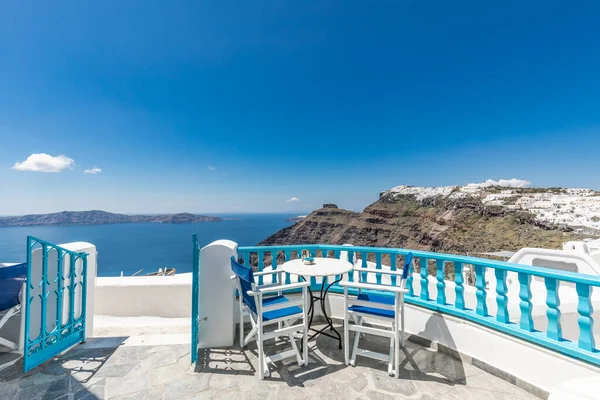 아름다운 식당의 테라스와 산토리니 그리스 컨셉트 칼데라에 의자와 — 스톡 사진