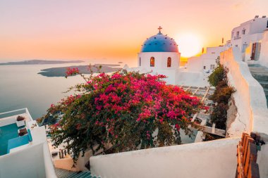 Oia Sunset, Santorini Adası, Yunanistan. Santorini adasının göz kamaştırıcı akşam manzarası. Ünlü Yunan Oia, Yunanistan, Avrupa 'da resimli bir yaz günbatımı. Tatil, tatil, lüks oteller, romantizm