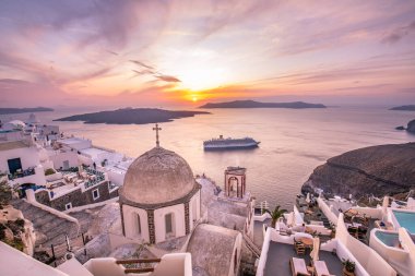 Santorini Adası 'nın muhteşem akşam manzarası. Yunanistan 'ın ünlü tatil beldesi Fira, Yunanistan ve Avrupa' da resim gibi bir bahar günbatımı. Seyahat konsepti geçmişi. Yaz tatili