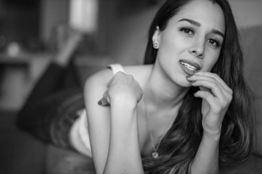 Uzun saçlı güzel bir genç kadının siyah beyaz portresi. 