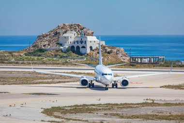 05.08.19: Santorini Yunanistan: Düşük maliyetli havayolu, Uluslararası Havalimanı Santorini 'den kalkan uçak, Yunanistan. Havaalanı ve deniz kıyısına yakın pist