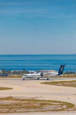 05.13.19 - Santorini, Yunanistan: Olympic Airlines uçak inişi. Yunanistan 'ın Santorini adasındaki uluslararası havaalanında. 