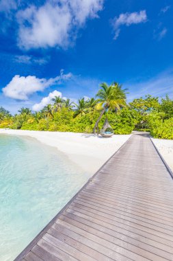 Hamaklı güzel tropik plaj. Seyahat kavramı