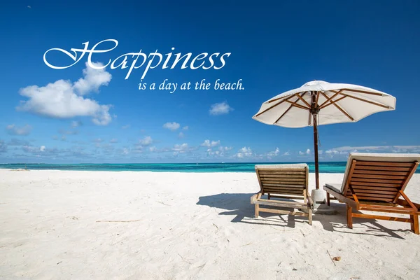 熱帯の島に傘と椅子がある美しいビーチ — ストック写真