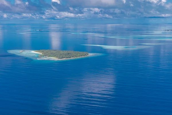 島の空の景色 美しいモルディブのパラダイス熱帯ビーチの空中写真 サンゴ礁 青いターコイズブルーのラグーンの水 高級旅行 — ストック写真