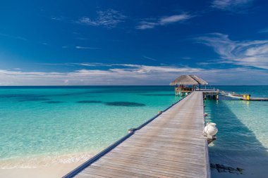 Tropikal sahilde deniz manzaralı güzel bir tatil köyü. 