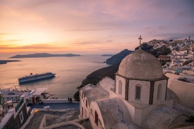 Santorini Adası 'nın muhteşem akşam manzarası. Yunanistan 'ın ünlü tatil beldesi Fira, Yunanistan ve Avrupa' da resim gibi bir bahar günbatımı. Seyahat konsepti geçmişi. Yaz tatili