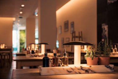 İtalyan restoranındaki masanın rahat dekorasyonu. İç mekanı bulanık ve detaylarıyla sanatsal bir restoran..