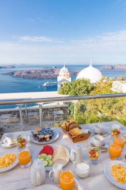 Terasta lezzetli yemekler var. 