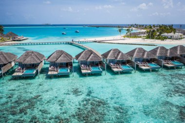 Tropikal sahilde deniz manzaralı güzel bir tatil köyü.