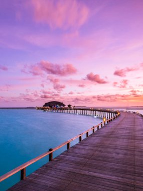 Gün batımında güzel tropikal plaj. Seyahat kavramı