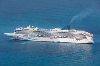 Denizde gemi gezisi. 