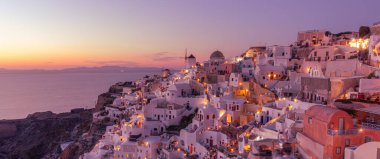 Oia Sunset, Santorini Adası, Yunanistan. Santorini adasının göz kamaştırıcı akşam manzarası. Ünlü Yunan Oia, Yunanistan, Avrupa 'da resimli bir yaz günbatımı. Tatil, tatil, lüks oteller, romantizm