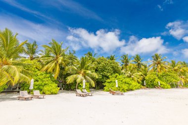 Beyaz kum ve mavi gökyüzü ile güzel tropikal plaj 