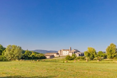 Arka planda şatosu olan güzel bir manzara.  