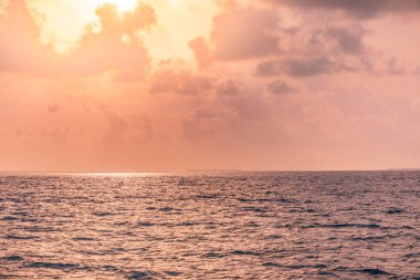 Gün batımında güzel tropikal plaj. Seyahat kavramı