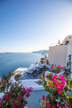 Santorini Adası, Yunanistan. İnanılmaz yaz tatili manzarası, beyaz mimari ve mavi deniz. Meşhur seyahat yeri, şehir içi seyahat geçmişi. Boş yaşam tarzı seyahati