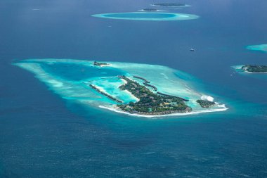 Maldivler adalarının hava manzarası dünyanın en güzel yeridir. Maldivler turizmi. Maldivler 'in güzel adalarının inanılmaz antenleri.