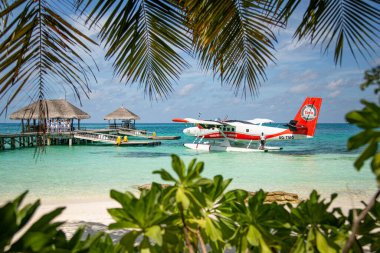 05.19.2019 - Ari Atoll, Maldivler: Maldivler 'de Trans Maldivian Havayolları deniz uçağı ile egzotik bir sahne. Maldivler 'de tatil ya da tatil kavramı. Yaz tatili ulaşımı