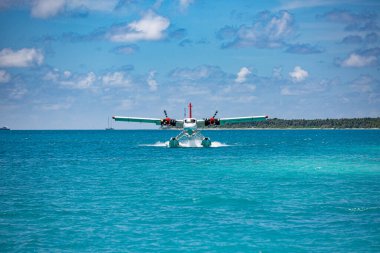 Ari Atoll, Maldivler - 05.05.2018: Tropikal sahil beldesinde deniz uçağı. Maldivler adalarında deniz uçağıyla lüks yaz seyahatleri. Egzotik tatil ya da tatil ulaşımı, Maldivler denizi