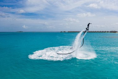 Tropikal denizde profesyonel uçuş sörfçüsü, su sporları konsepti geçmişi. Yaz tatili eğlencesi açık hava sporu ve eğlence