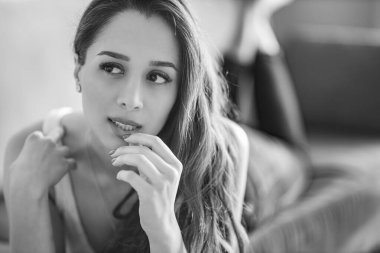 Uzun saçlı güzel bir genç kadının siyah beyaz portresi. 