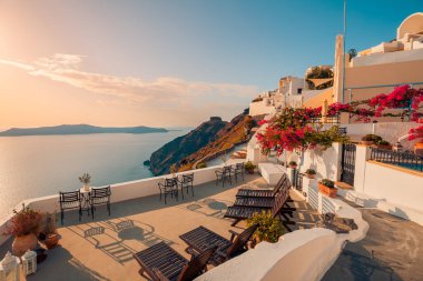 Oia Sunset, Santorini Adası, Yunanistan. Santorini adasının göz kamaştırıcı akşam manzarası. Ünlü Yunan Oia, Yunanistan, Avrupa 'da resimli bir yaz günbatımı. Tatil, tatil, lüks oteller, romantizm