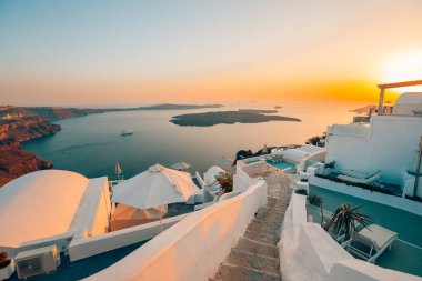 Oia Sunset, Santorini Adası, Yunanistan. Santorini adasının göz kamaştırıcı akşam manzarası. Ünlü Yunan Oia, Yunanistan, Avrupa 'da resimli bir yaz günbatımı. Tatil, tatil, lüks oteller, romantizm