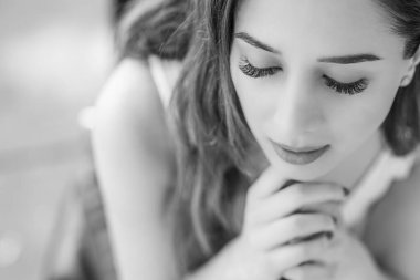 Uzun saçlı güzel bir genç kadının siyah beyaz portresi. 