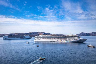 Santorini, Yunanistan - 10.10.2019: Norveç Yıldızı, Yunanistan 'ın Santorini körfezinde Norveçli Cruise Line' a ait bir yolcu gemisidir. Yaz tatiline turist getirmek. Deniz taşımacılığı