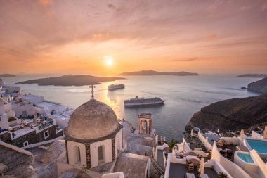 Santorini Adası 'nın muhteşem akşam manzarası. Yunanistan 'ın ünlü tatil beldesi Fira, Yunanistan ve Avrupa' da resim gibi bir bahar günbatımı. Seyahat konsepti geçmişi. Yaz tatili