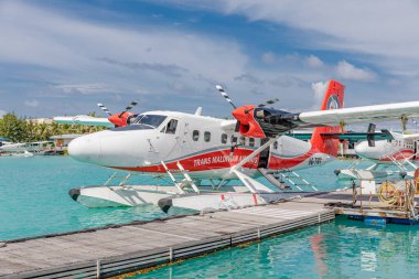 Erkek, Maldivler - 14.08.19: yüzen ahşap iskelenin yanına deniz uçağı parkı, MIDves. TranSmaldivian Havayolları, dünyanın en büyük deniz uçağı şirketi.