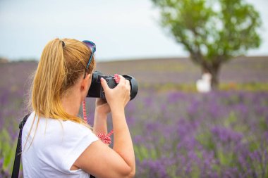 Sahada kameralı genç bir kadın.