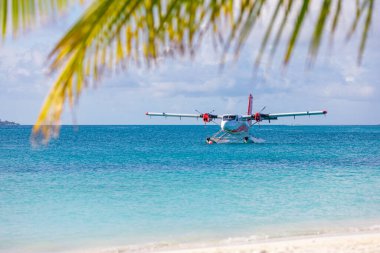 Ari Atoll, Maldivler - 06.01.2019: Maldivler 'de deniz uçağıyla yapılan egzotik sahneler. Maldivler 'de tatil ya da tatil kavramı. Güzel günbatımı fotoğrafı. Egzotik ulaşım, deniz uçağı gibi havayolu.