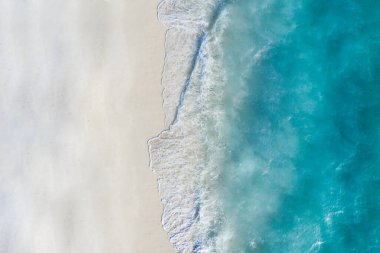 Metnin için fotokopi alanı olan turkuaz suyla çarpıcı güzellikteki deniz manzarası kumsalının insansız hava görüntüsü. Turkuaz suyu olan güzel bir kumsal. Rahatla doğa, inanılmaz plaj.