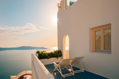 Oia Sunset, Santorini Adası, Yunanistan. Santorini adasının göz kamaştırıcı akşam manzarası. Ünlü Yunan Oia, Yunanistan, Avrupa 'da resimli bir yaz günbatımı. Tatil, tatil, lüks oteller, romantizm