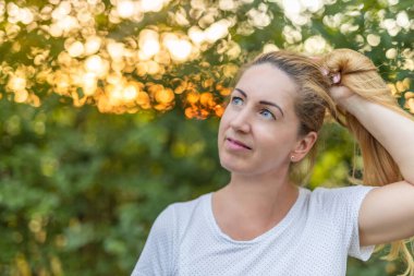 Parktaki güzel bir genç kadının portresi.