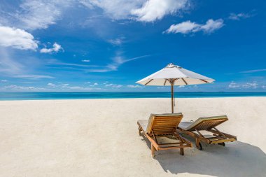Şemsiyeli güzel sahil ve maldivlerdeki tropikal adada sandalyeler