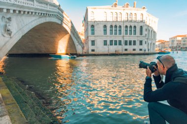 Turist Venedik 'te köprü resimleri çekiyor.