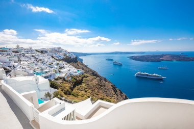 Santorini Adası, Yunanistan. İnanılmaz yaz tatili manzarası, beyaz mimari ve mavi deniz. Meşhur seyahat yeri, şehir içi seyahat geçmişi. Boş yaşam tarzı seyahati