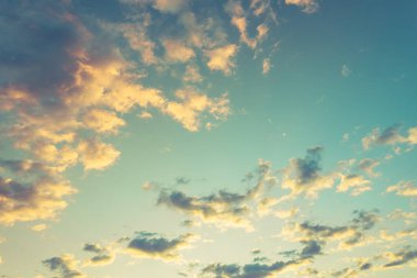 Pastel renkler akşam gökyüzü kümülüs bulutlarıyla. Gün batımı bulutları, huzurlu doğa manzarası