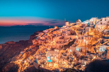 Oia köyünün günbatımındaki güzel manzarası, Santorini, Yunanistan
