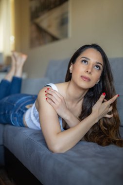 Uzun saçlı güzel bir genç kadının portresi. 